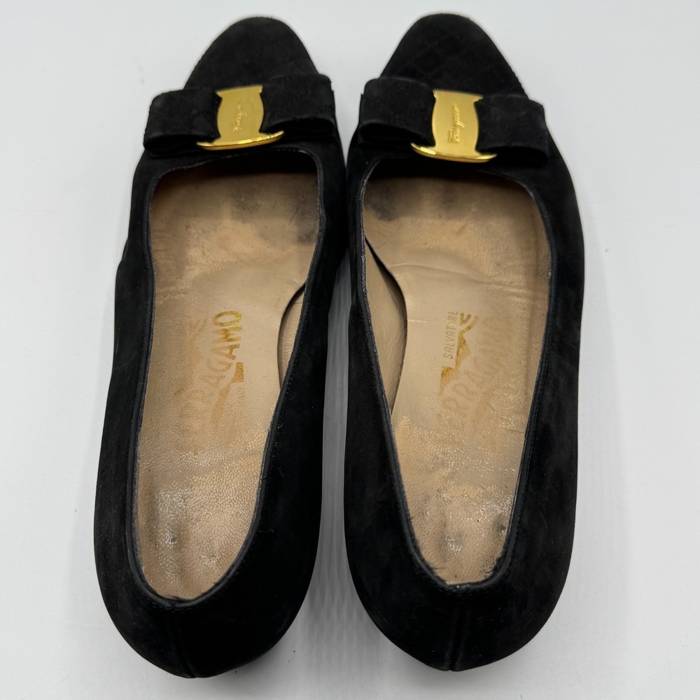Salvatore Ferragamo Vara Pumps Women 7.5C Black Suede Bow Logo Italy Vintage - Picture 8 of 9
